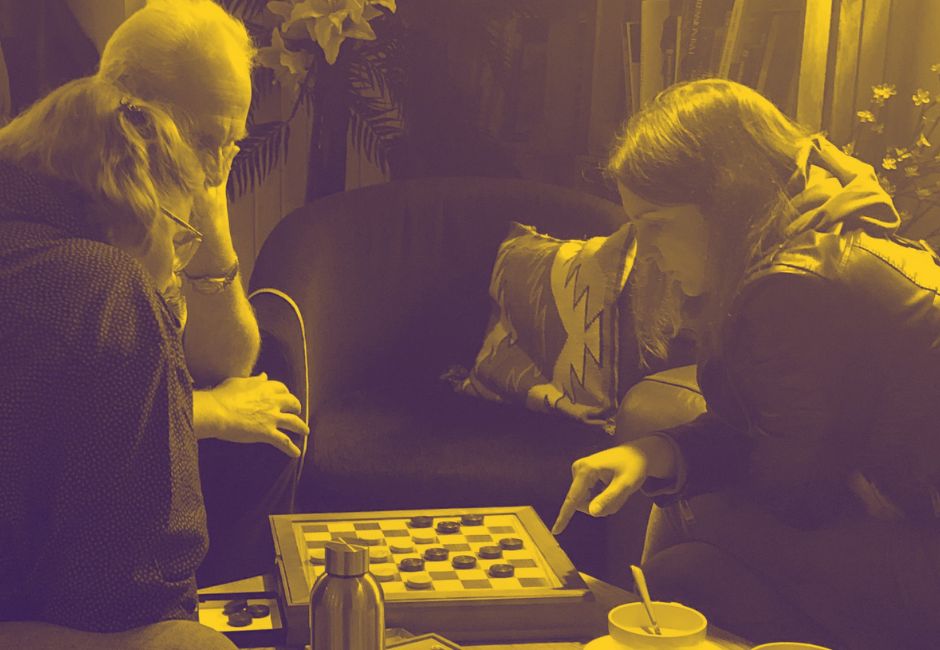 chess game at Blue Noun | 10 tips for choosing an English language school